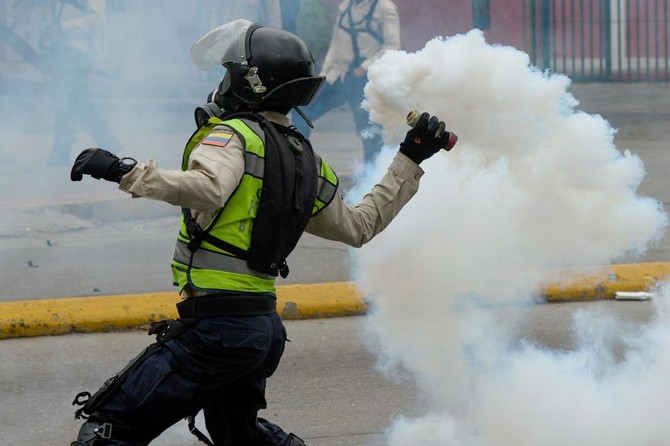 Hundreds evacuated in Venezuela as tear gas seeps into homes