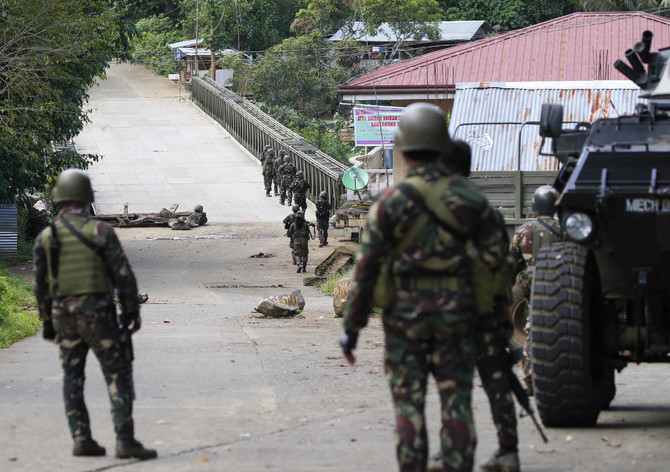 Philippines warns Islamist militants to surrender or die