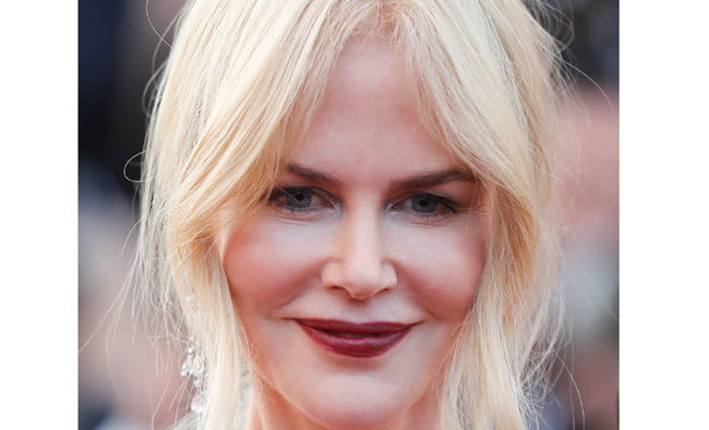 Nicole Kidman donates wedding dress to artist Arab News