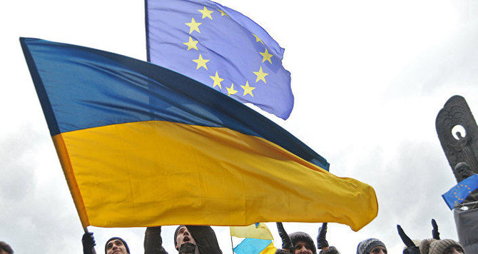 Ukrainians cheer on first day of visa-free EU travel