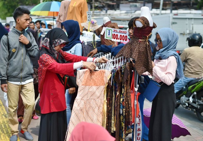 Late night Ramadan shopping shows Indonesia’s economic spirits brightening