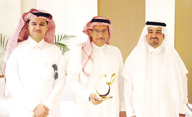 Saudi academic wins highest award for Arabic-language teaching