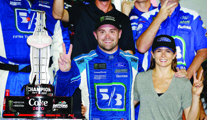 Ricky Stenhouse Jr. tops crash-filled race at Daytona