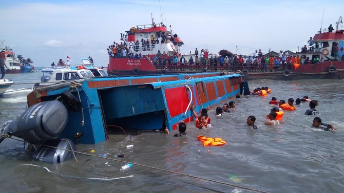 Indonesia speed boat capsizes, killing at least 10 — police