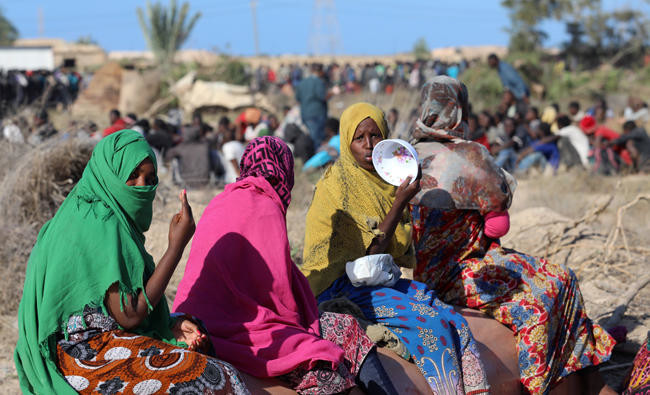 Thousands of migrants found trapped amid Libya fighting