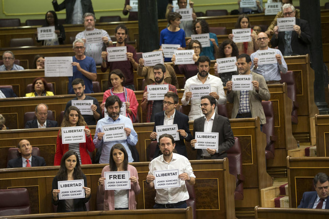 Spain threatens Catalan separatists as deadline looms