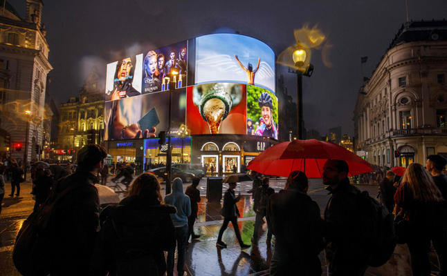 UK retail sales fall sharply