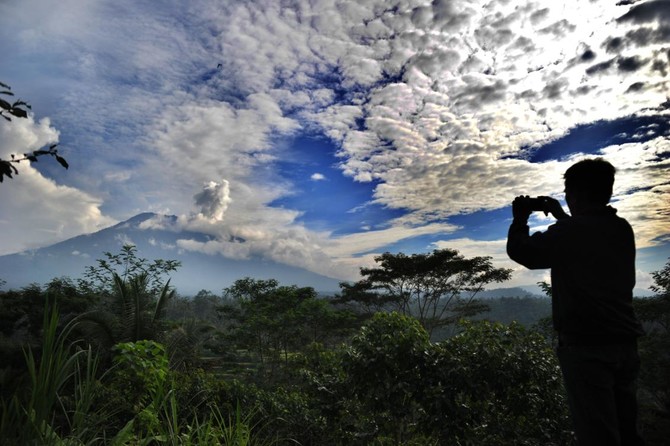 Bali volcano hurls ash for second time in a week