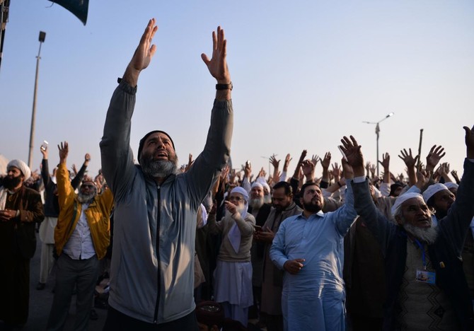 Pakistan leadership decides to negotiate with protesters