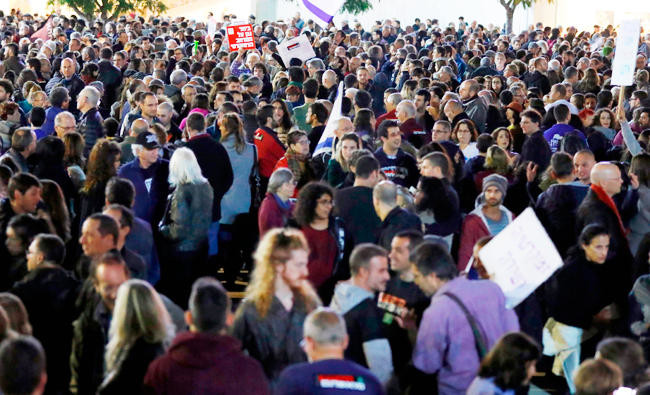 Thousands march in Tel Aviv to protest against Netanyahu, corruption