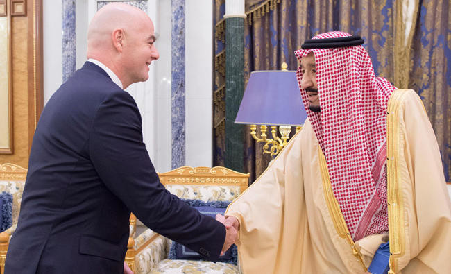 King Salman receives FIFA president in Riyadh