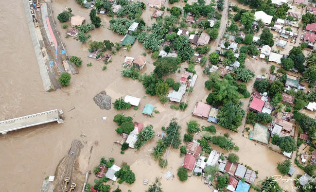 Philippines storm leaves 200 dead and tens of thousands displaced