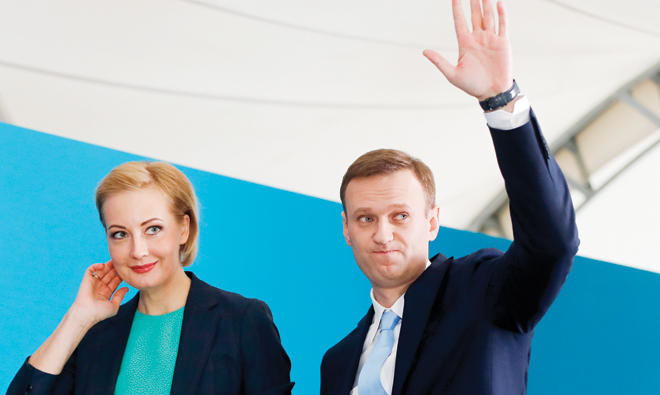 Putin critic Navalny clears first hurdle in bid for Russia presidency