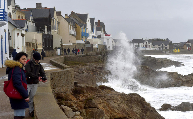 Storm cuts power to 40,000 households in western France