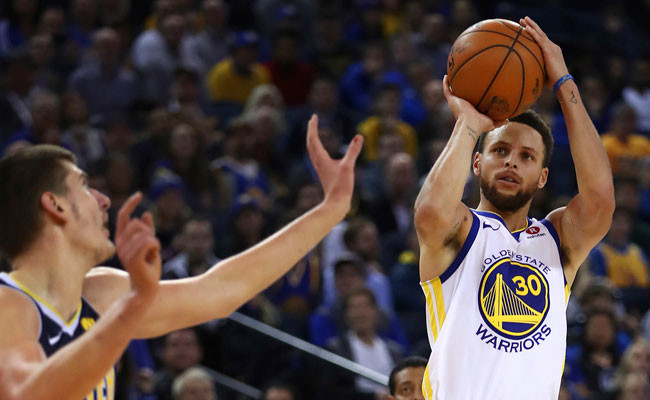 Curry goes on a shooting spree as Warriors top Nuggets for 5th straight NBA game win