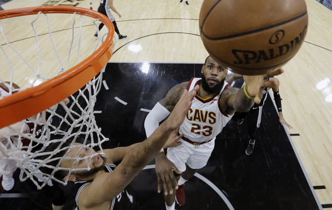 LeBron James gets 30,000, but Spurs beat slumping Cavs 114-102