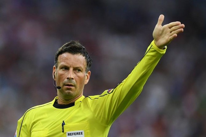 Referee Mark Clattenburg earns social media praise for stopping Saudi match during call to prayer