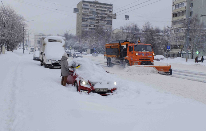 One dead as record snowfall hits Moscow