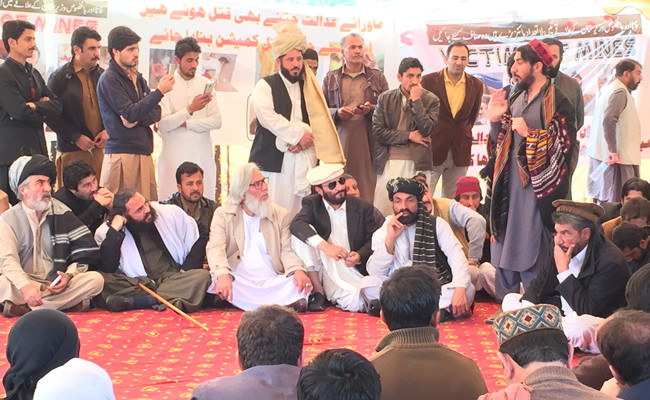 Pakistani tribesmen ignore leaders' calls to end sit-in, demand arrest over killing of Naqeeb