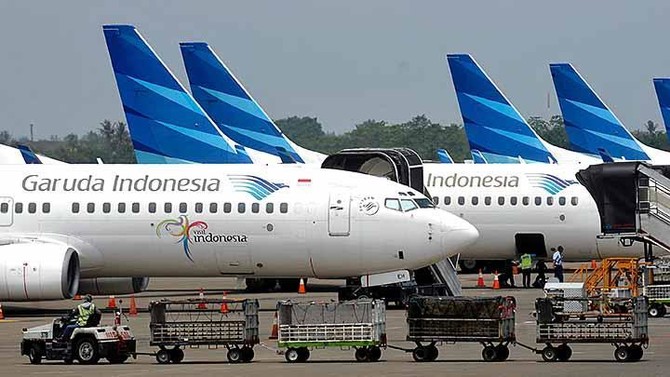 Airport workers spotted pushing 35,000kg aircraft along Indonesian runway