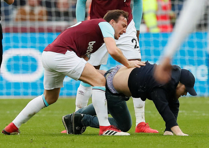 West Ham fans invade pitch, force team owners to flee seats