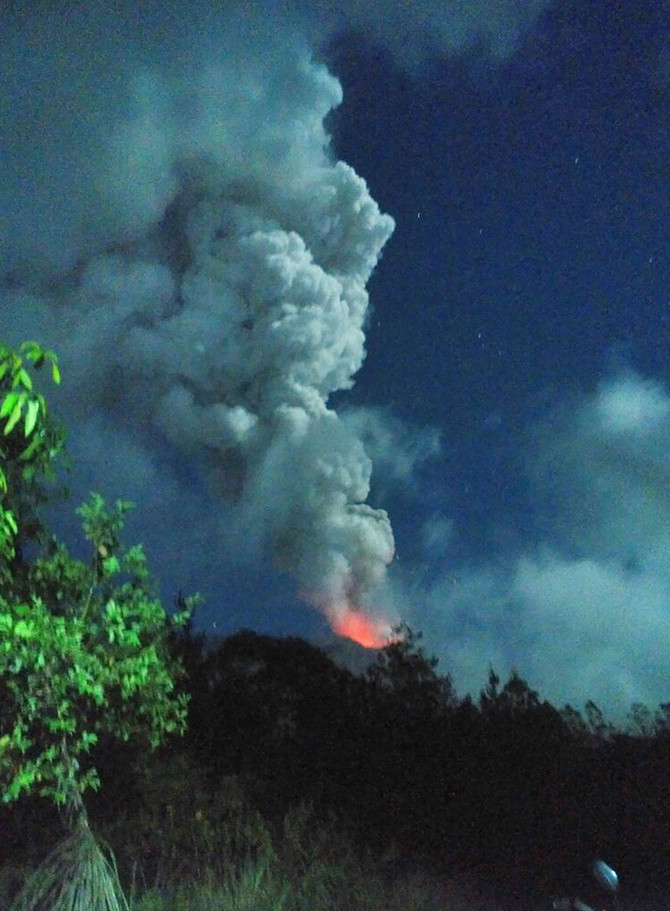 Thousands Of Tourists Stranded As Bali Volcano Erupts | Arab News