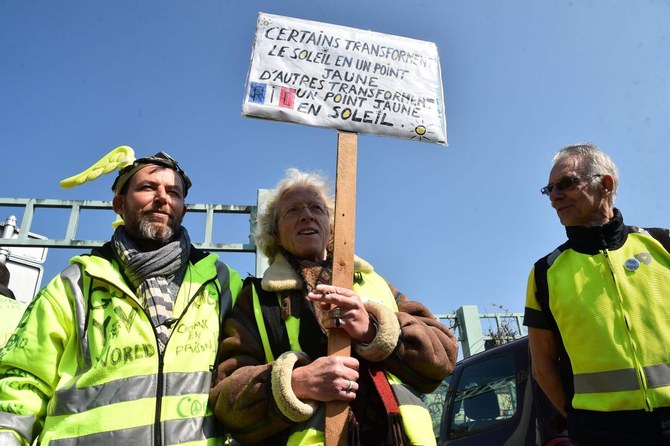 Clashes Erupt In ‘yellow Vest’ Protests As Macron Prepares Policy Moves ...