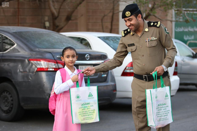 Traffic officers welcome Saudi students with gifts | Arab News