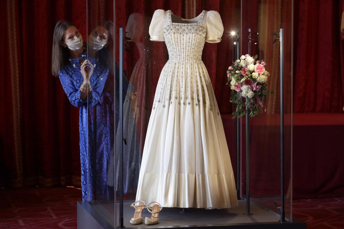 Wedding gown of UK s Princess Beatrice goes on show Arab News