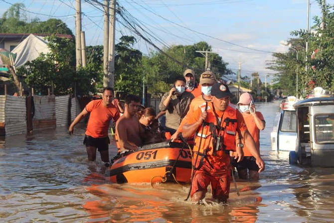Thousands Flee As Typhoon Vamco Nears Vietnam Arab News