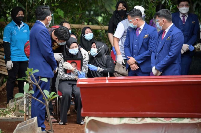 Sobbing relatives bury Indonesian plane crash victim | Arab News