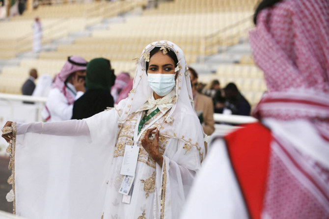 Portrait Of A Saudi Arabian Gulf Woman Wearing Traditional Saudi Dress,  National Occasions And Celebrations In The Central Region, Najdi Bride, | Clothes  Saudi Culture | suturasonline.com.br