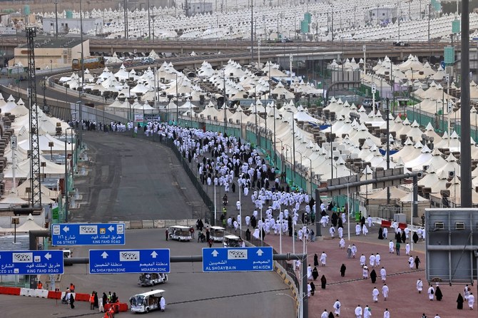 Pilgrims perform Tashreeq in Mina following Eid Al-Adha