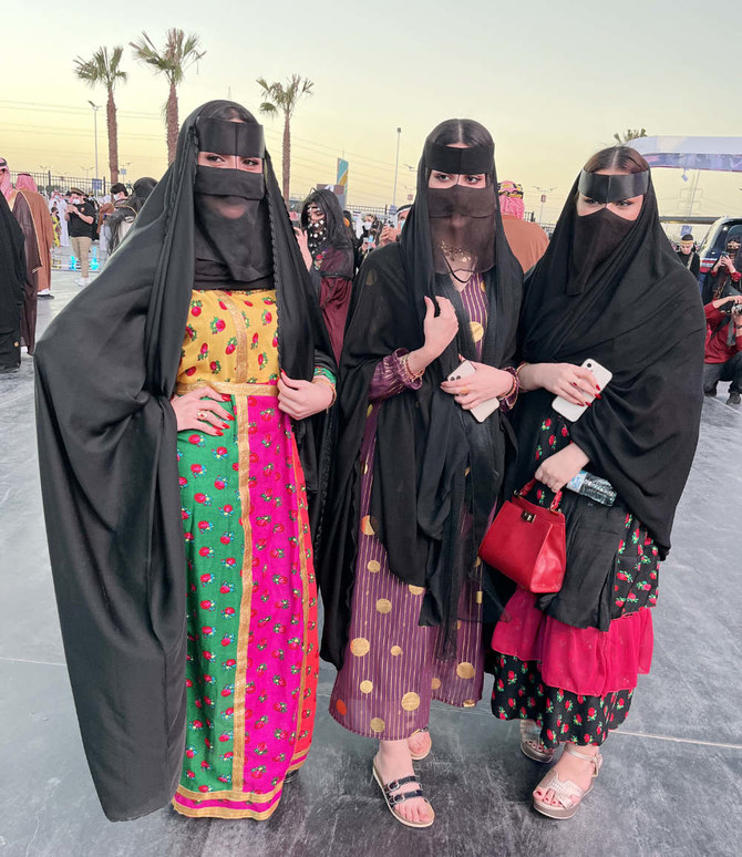 Traditional Saudi Arabian dresses for men and women | ファッション, 民族衣装, 服 素材