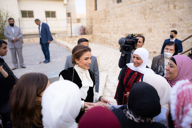 Queen Rania Joins Unsung Heroes In Al Karak For Iftar | Arab News