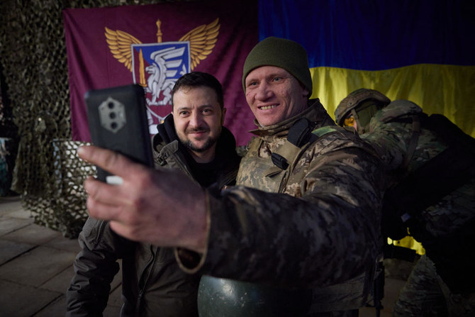 Zelensky visits Donbas near 'difficult' Ukraine front | Arab News