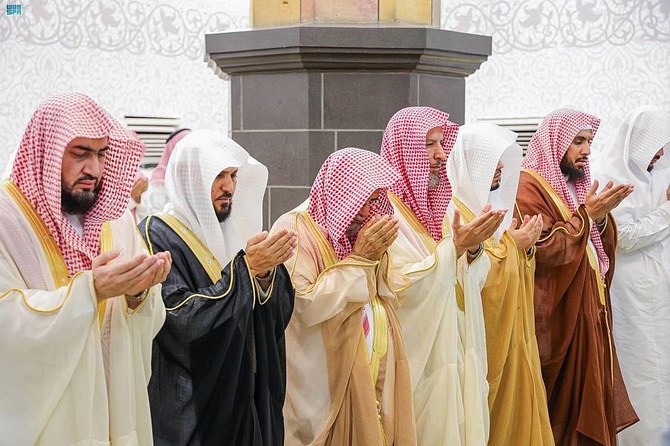 Pilgrims fill the Grand Mosque in Makkah to perform Isha and Taraweeh ...