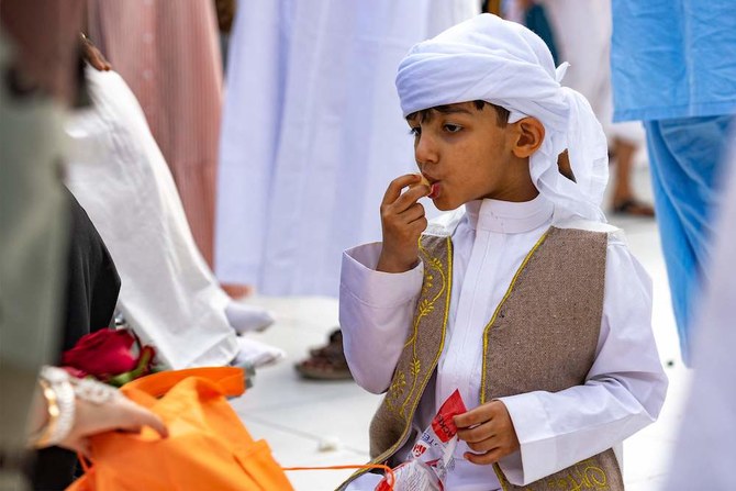 PICTURED: Cristiano Ronaldo dons traditional Middle-Eastern attire to  honour Saudi Arabia holiday