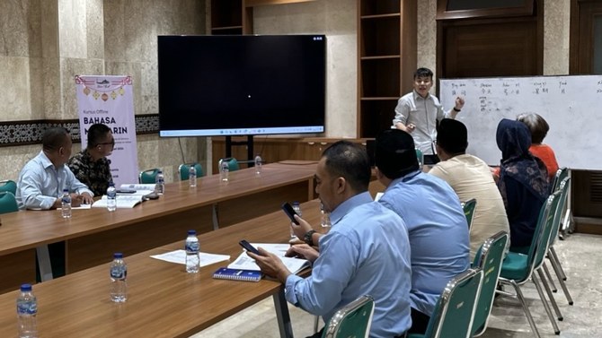 Indonesian students learn Mandarin at Istiqlal Mosque in Jakarta, May 30, 2024. (AN Photo)