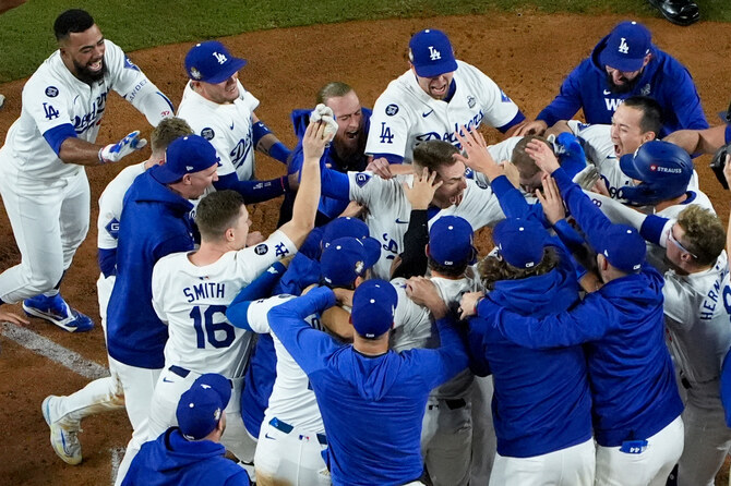 Freeman hits 1st walk-off slam in World Series history as Dodgers top  Yankees 6-3 in classic opener | Arab News