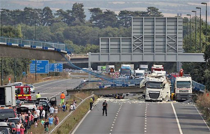 Traffic chaos as truck hits, collapses bridge on UK highway | Arab