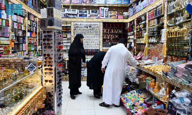 Pilgrims buy souvenirs before leaving Madinah