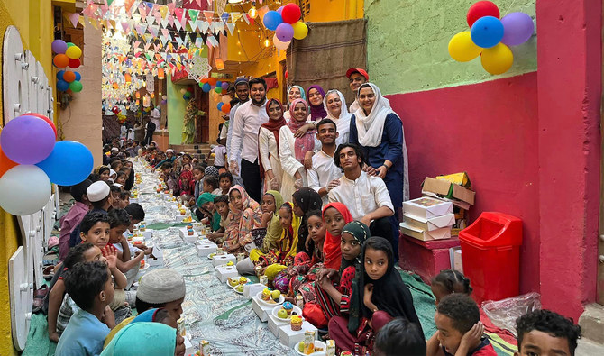 Volunteers put up longest iftar trail at Grand Mosque