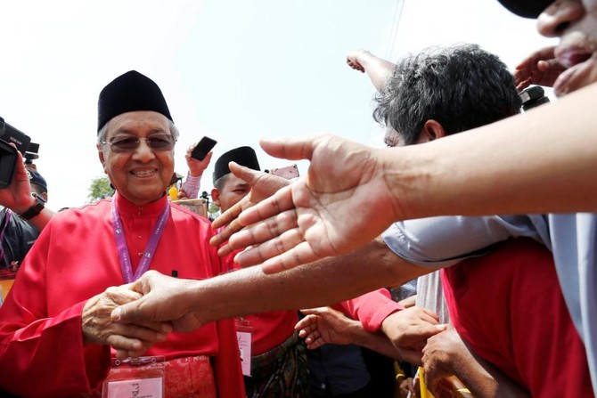 Mahathir sworn in as prime minister of Malaysia