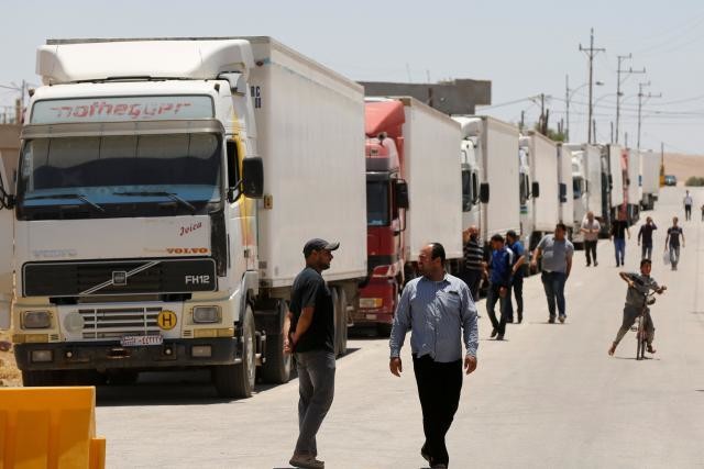 Jordanians rush 26 trucks of aid to southern Syria | Arab News