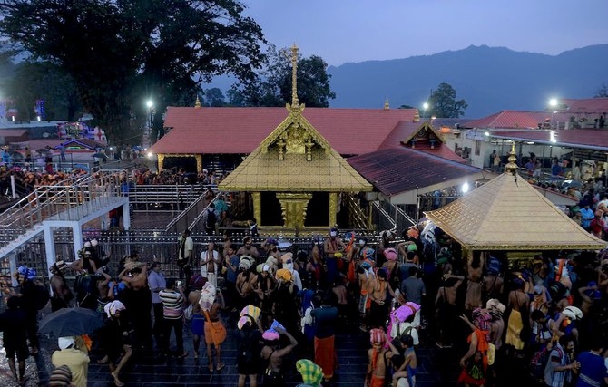 Devotees throng Indian flashpoint temple, but no women