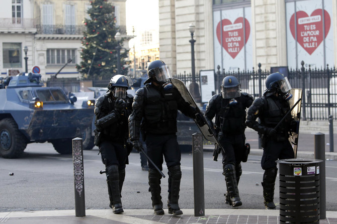 Strong police presence in Paris before planned protests