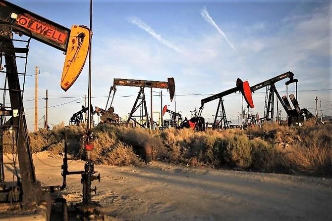 Oil Drops 1 Pct As Economic Outlook Weakens, US Supply Surges | Arab News