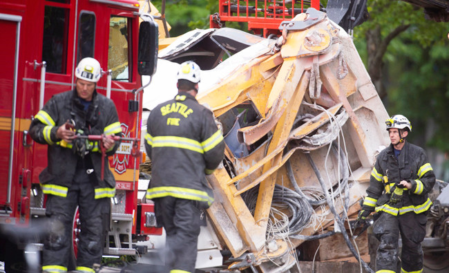 4 dead after crane crashes onto cars