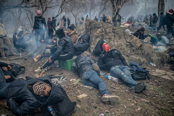 Greek riot police repel 13,000 migrants trying to cross to Europe from Turkey